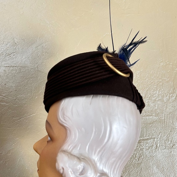 ELABORATE 1940s\' BROWN FELT TOQUE + TOPSTITCHING, 2 GOLD RINGS & BLUE FEATHERS main image 12